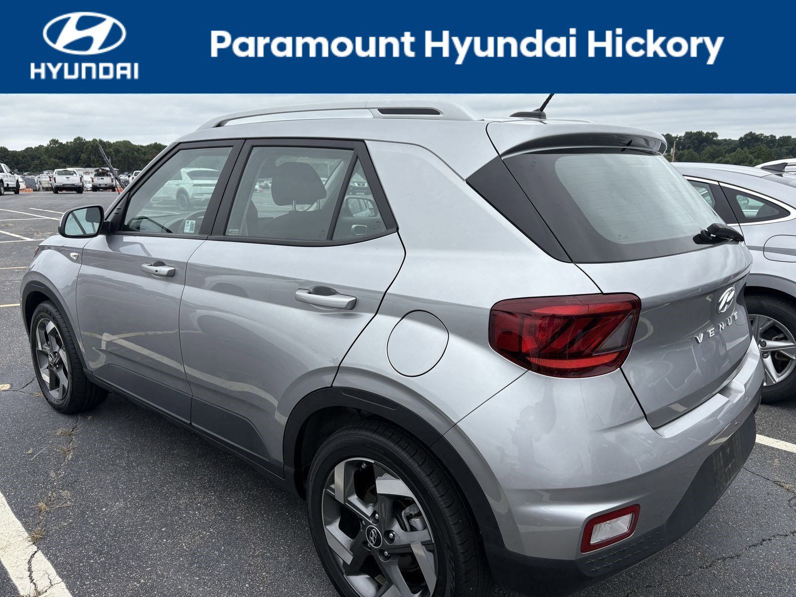 2024 Hyundai Venue SEL photo 2