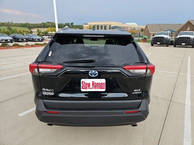 2024 Toyota RAV4 Hybrid XLE photo 3