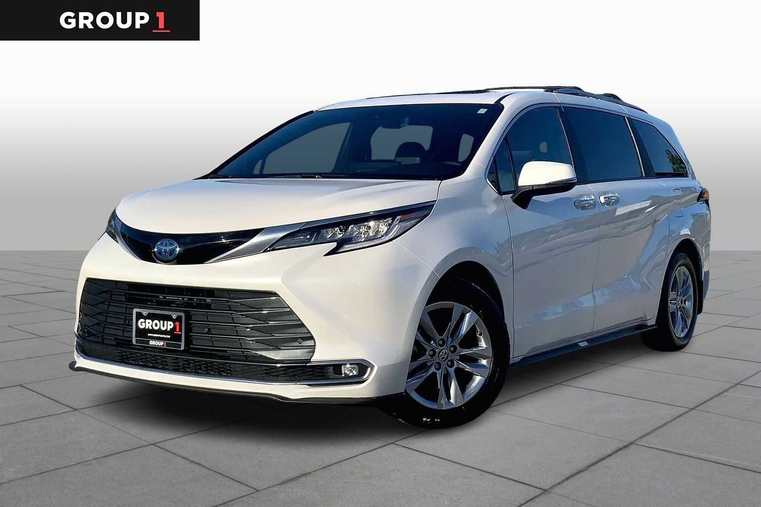 2025 Toyota Sienna Limited's photo