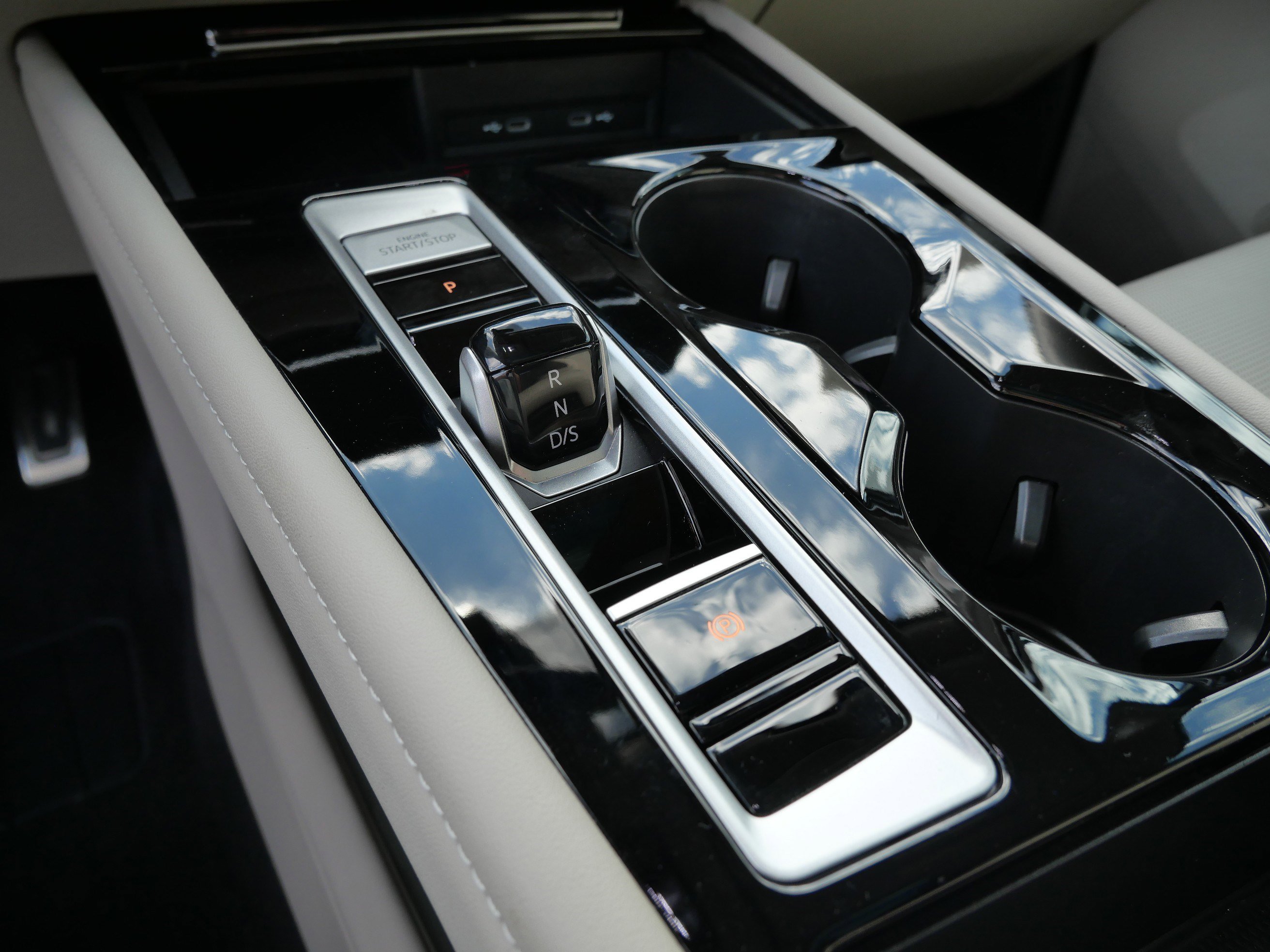 2024 Volkswagen Atlas SEL Premium R-Line photo 24