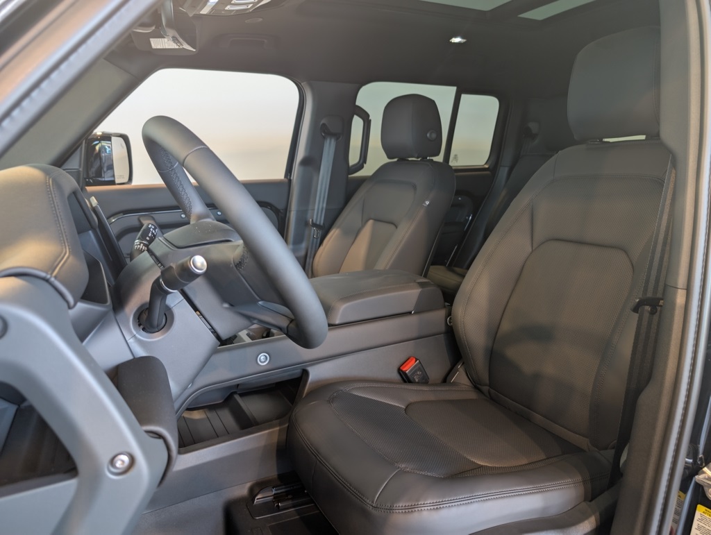 2025 Land Rover Defender 130 X-Dynamic SE photo 10