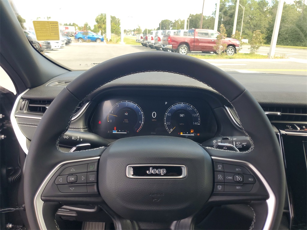 2025 Jeep Grand Cherokee Laredo X photo 13