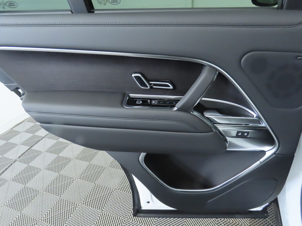 2025 Land Rover Range Rover SE photo 24