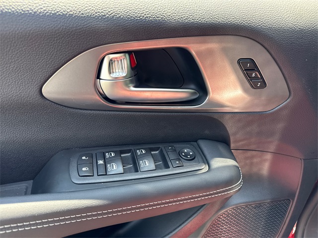 2026 Chrysler Pacifica photo 9