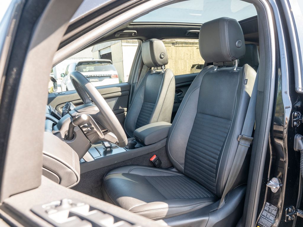 2025 Land Rover Discovery Sport SE photo 18
