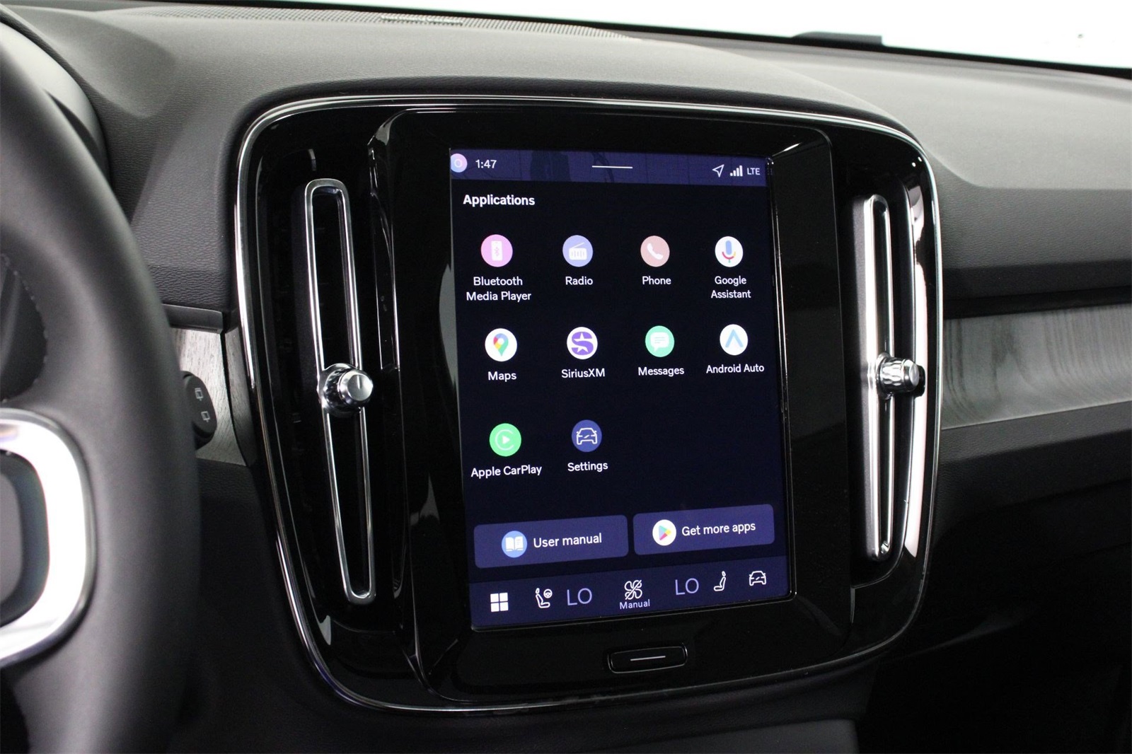 2026 Volvo XC40 photo 6
