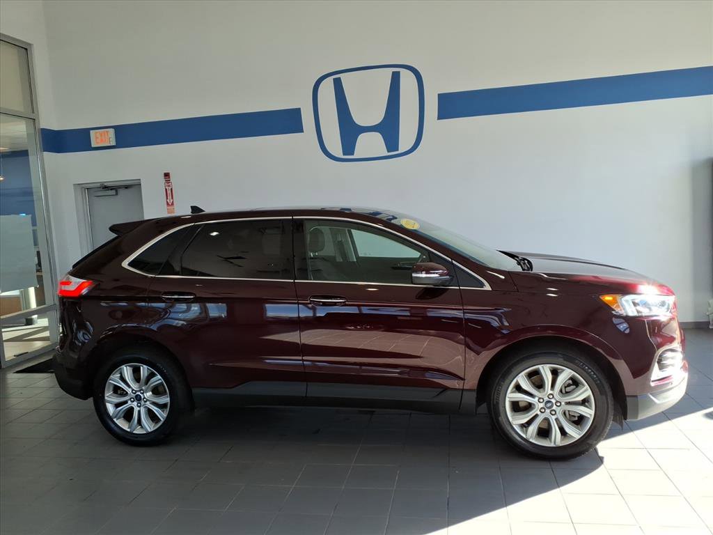 2022 Ford Edge Titanium photo 2