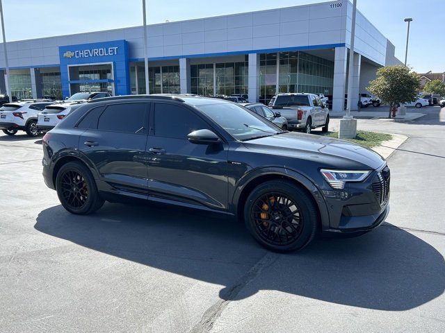 2019 Audi e-tron Premium Plus photo 2