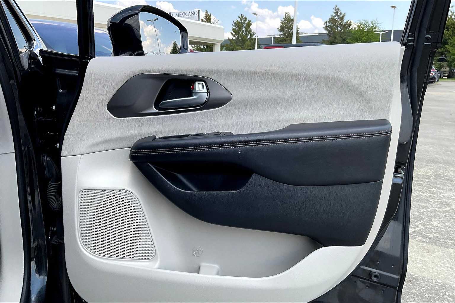 2020 Chrysler Pacifica Touring Plus photo 19