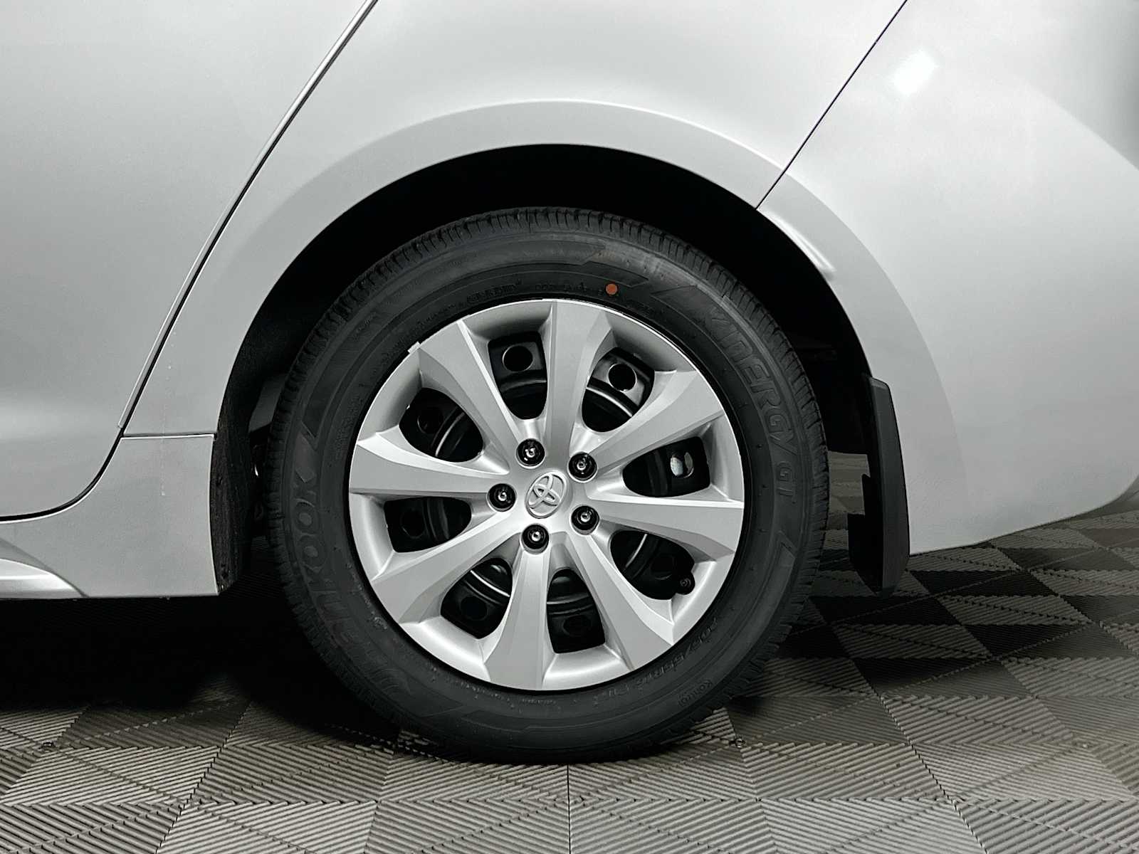2025 Toyota Corolla LE photo 16