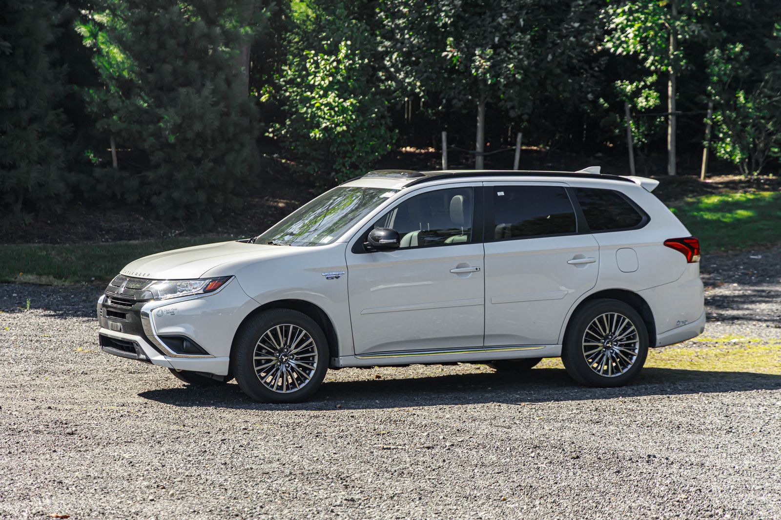 2021 Mitsubishi Outlander PHEV LE photo 3