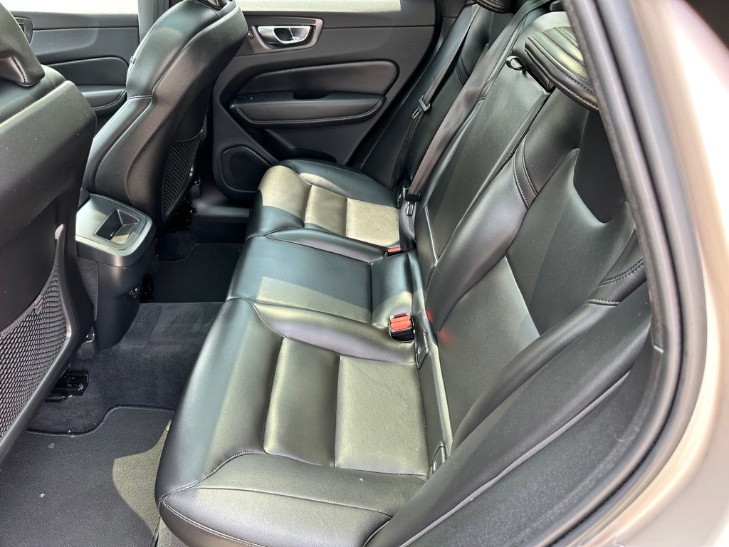 2025 Volvo XC60 B5 Core photo 8