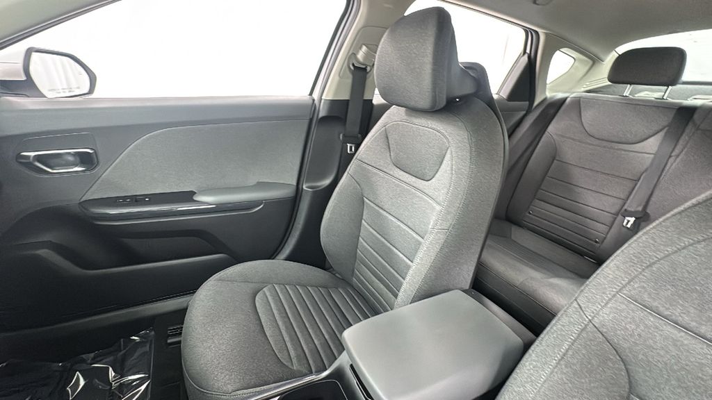 2025 Kia K4 EX photo 13