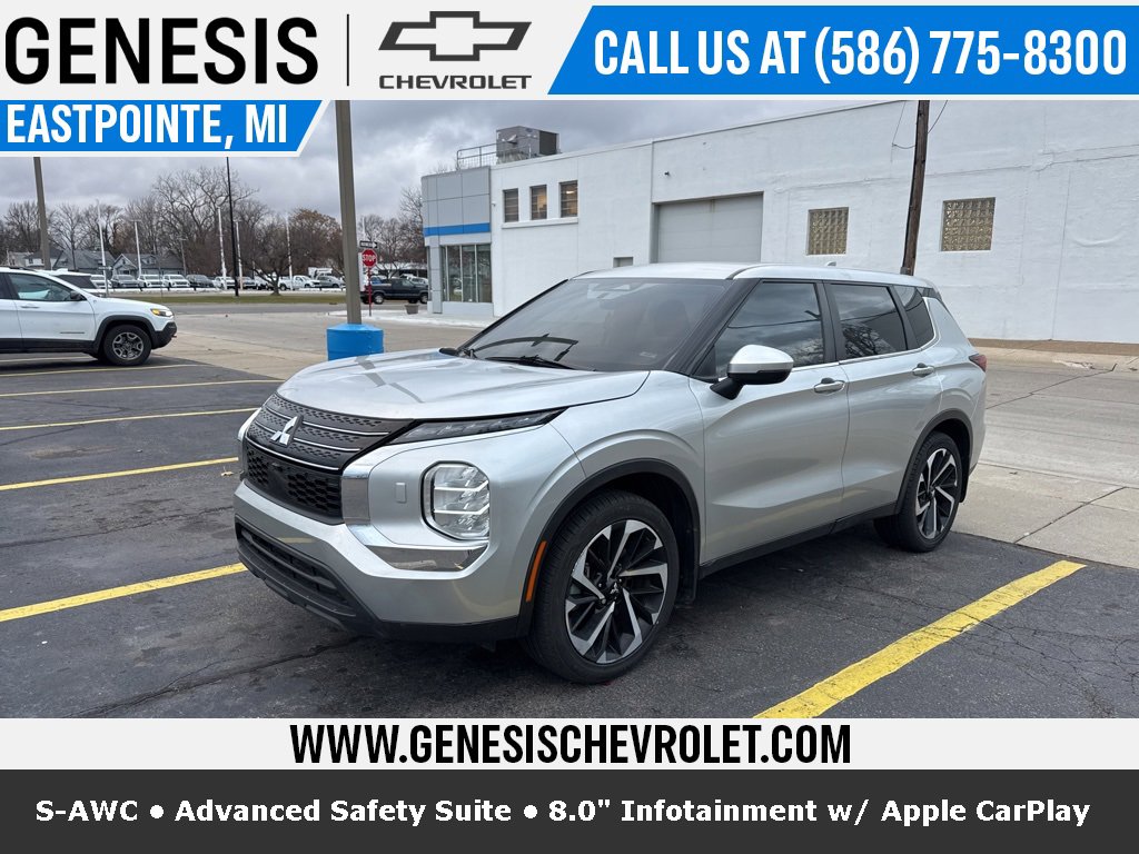 2022 Mitsubishi Outlander ES's photo