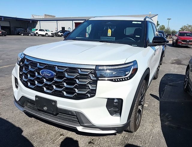 2025 Ford Explorer Platinum's photo