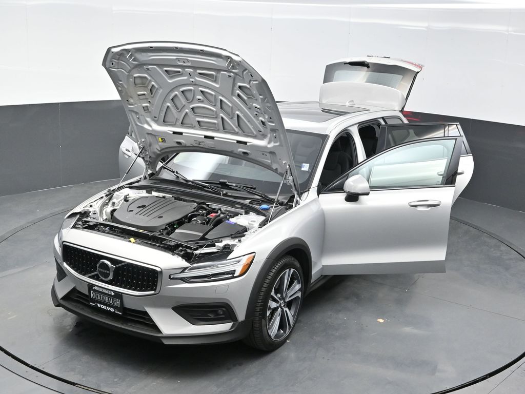 2025 Volvo V60 Cross Country B5 Plus photo 36