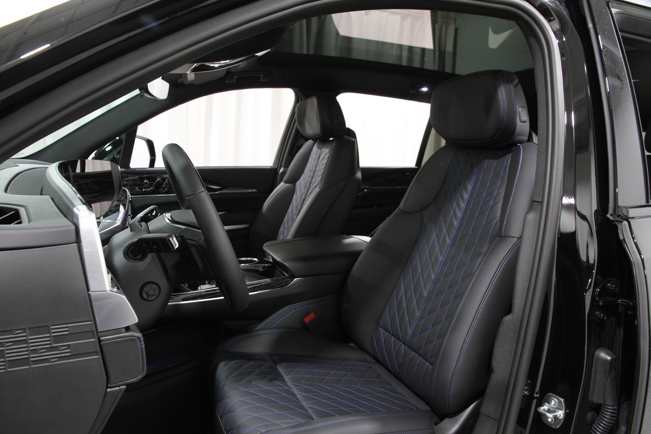 2025 Cadillac Escalade Luxury photo 4