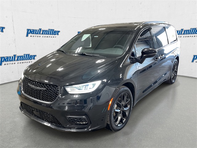 2023 Chrysler Pacifica Touring L's photo