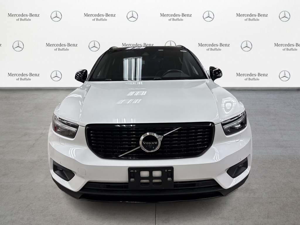 2021 Volvo XC40 R-Design photo 2