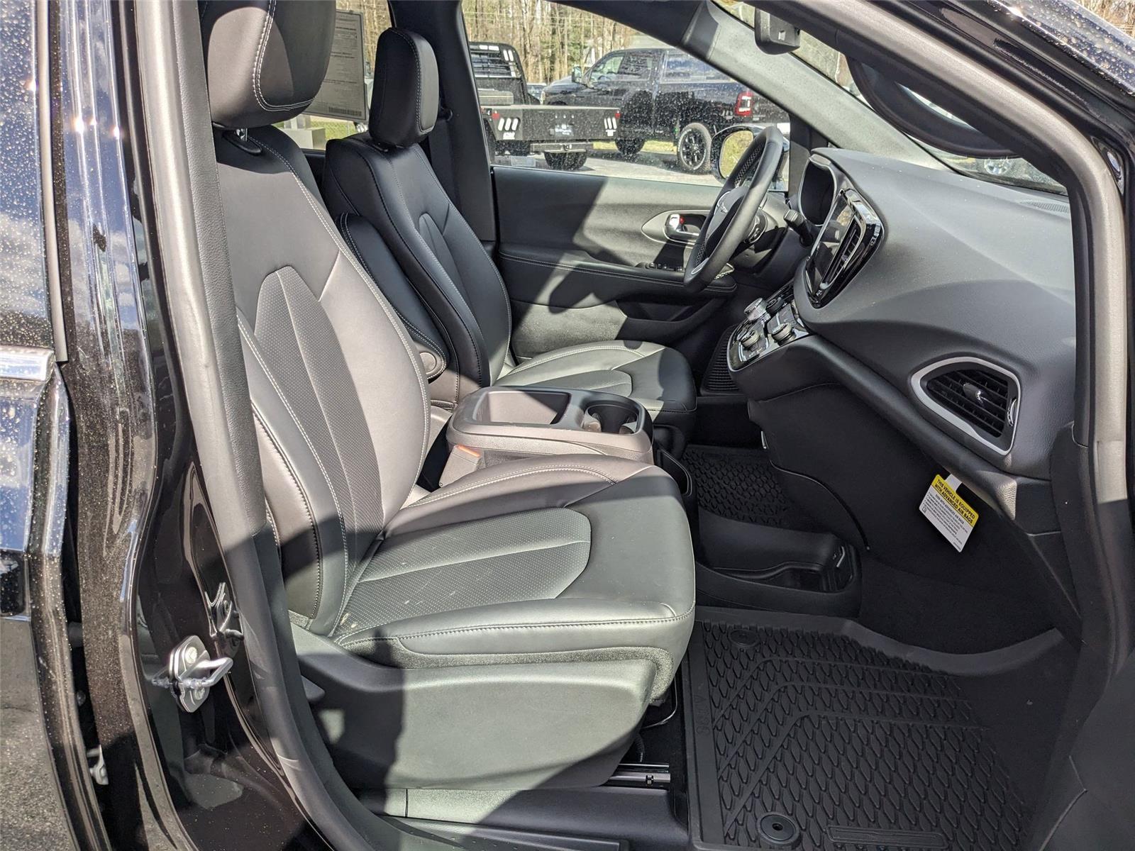2025 Chrysler Voyager LX photo 17