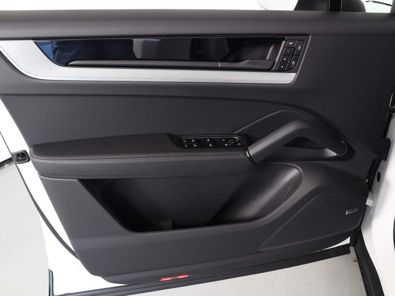 2025 Porsche Cayenne Coupe photo 21