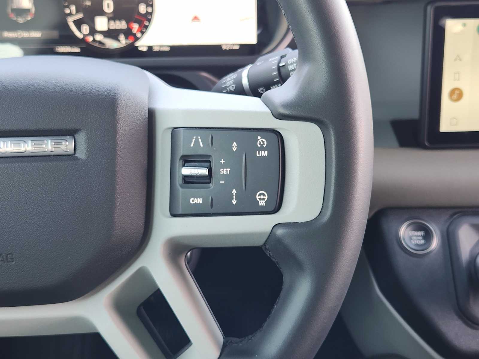 2024 Land Rover Defender S photo 28