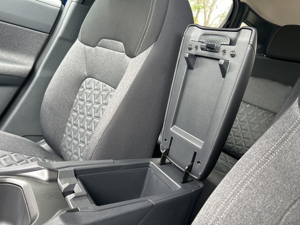 2025 Nissan Kicks SV photo 28