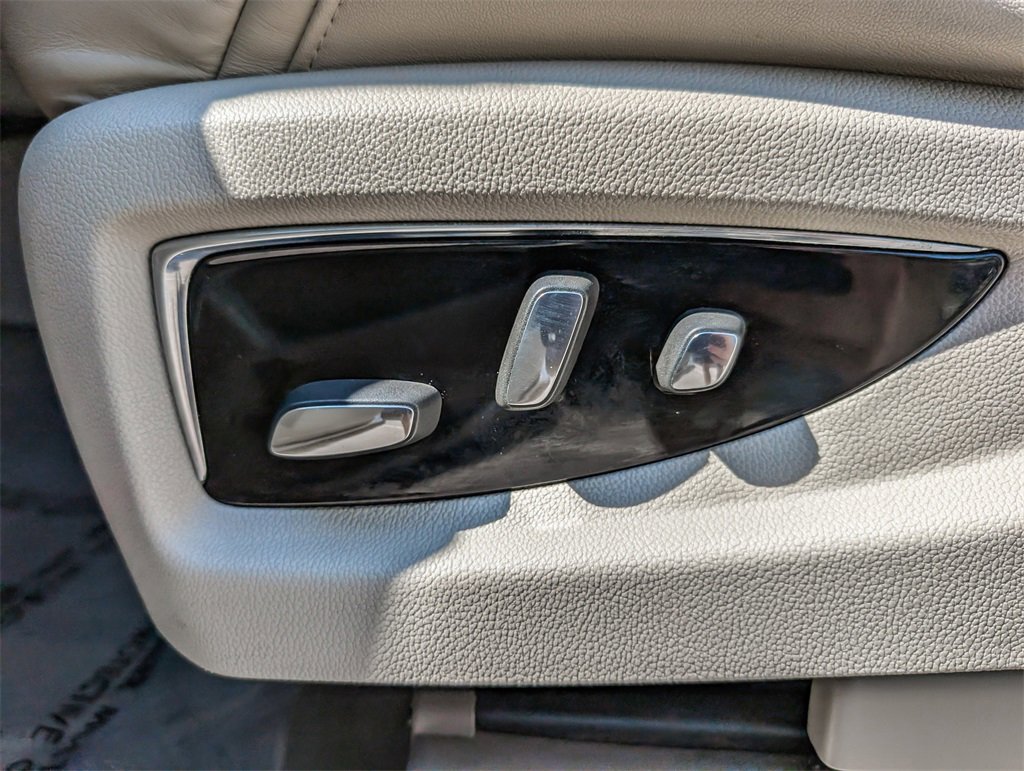 2015 Cadillac Escalade Luxury photo 12