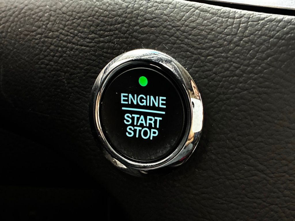 2020 Ford Edge Titanium photo 2