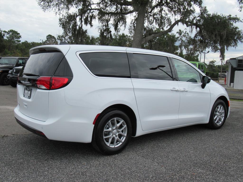 2026 Chrysler Voyager LX photo 4