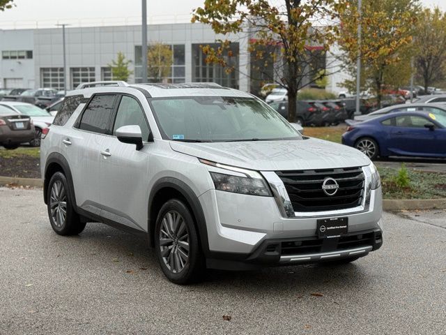 2025 Nissan Pathfinder SL photo 2