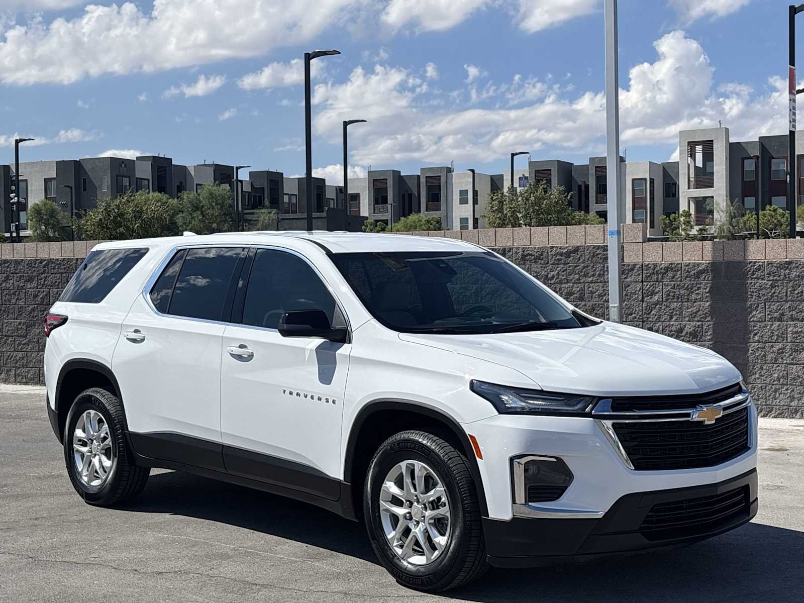 2022 Chevrolet Traverse LS photo 3