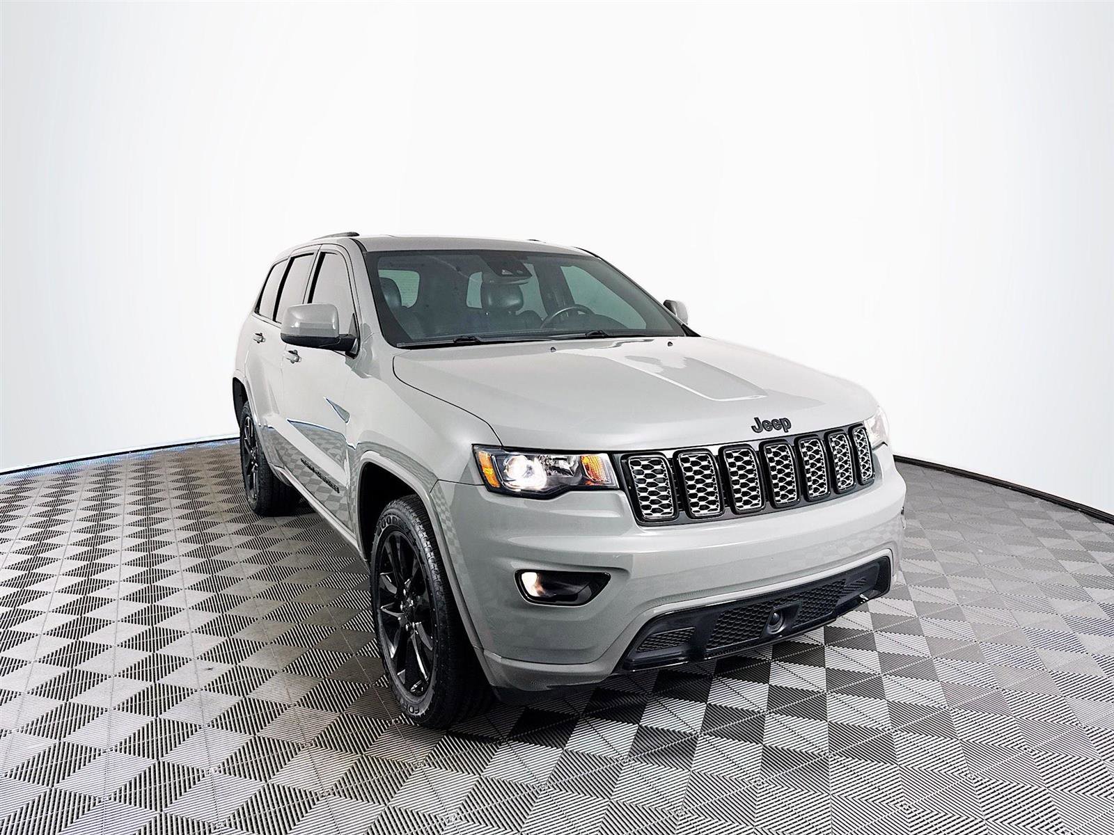 2020 Jeep Grand Cherokee Altitude photo 3