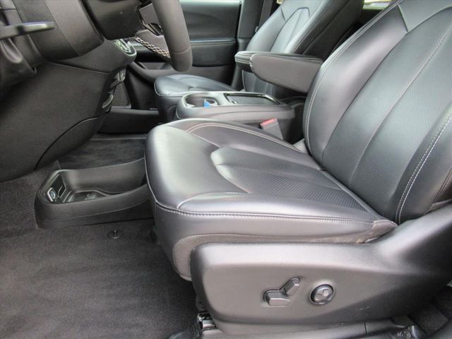 2023 Chrysler Pacifica Touring L photo 16