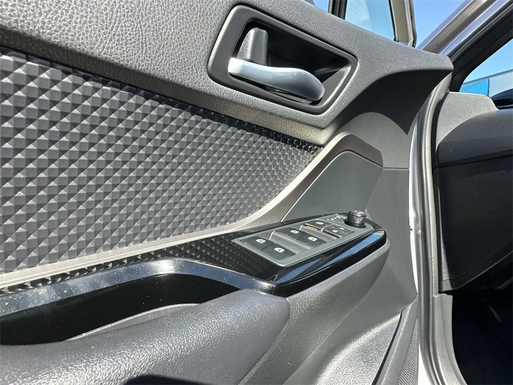 2019 Toyota C-HR XLE photo 21
