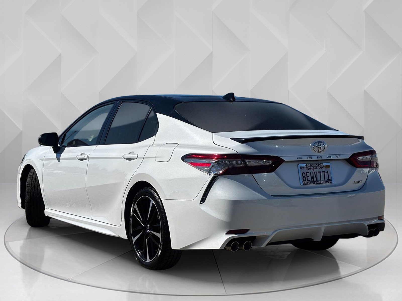 2019 Toyota Camry XSE photo 3