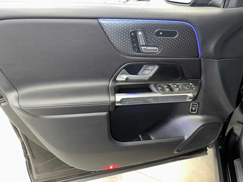 2024 Mercedes Benz GLB 250 4MATIC photo 2