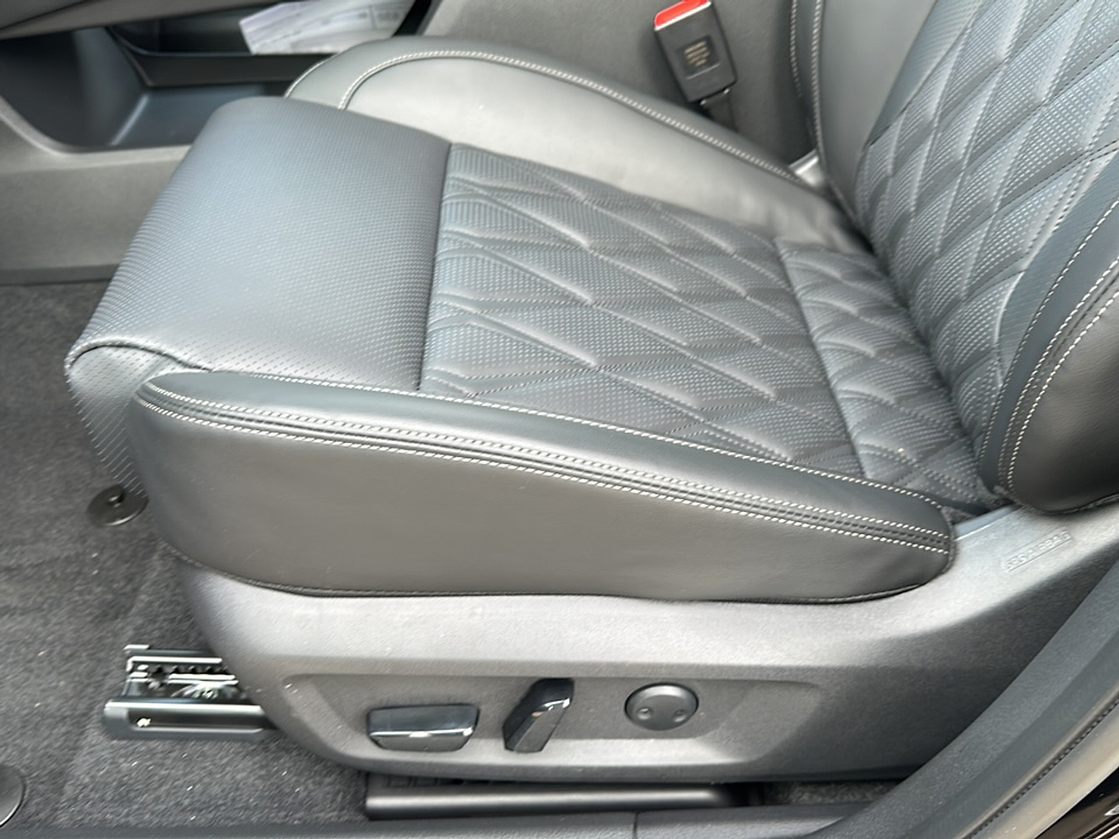 2025 Nissan Rogue Platinum photo 3