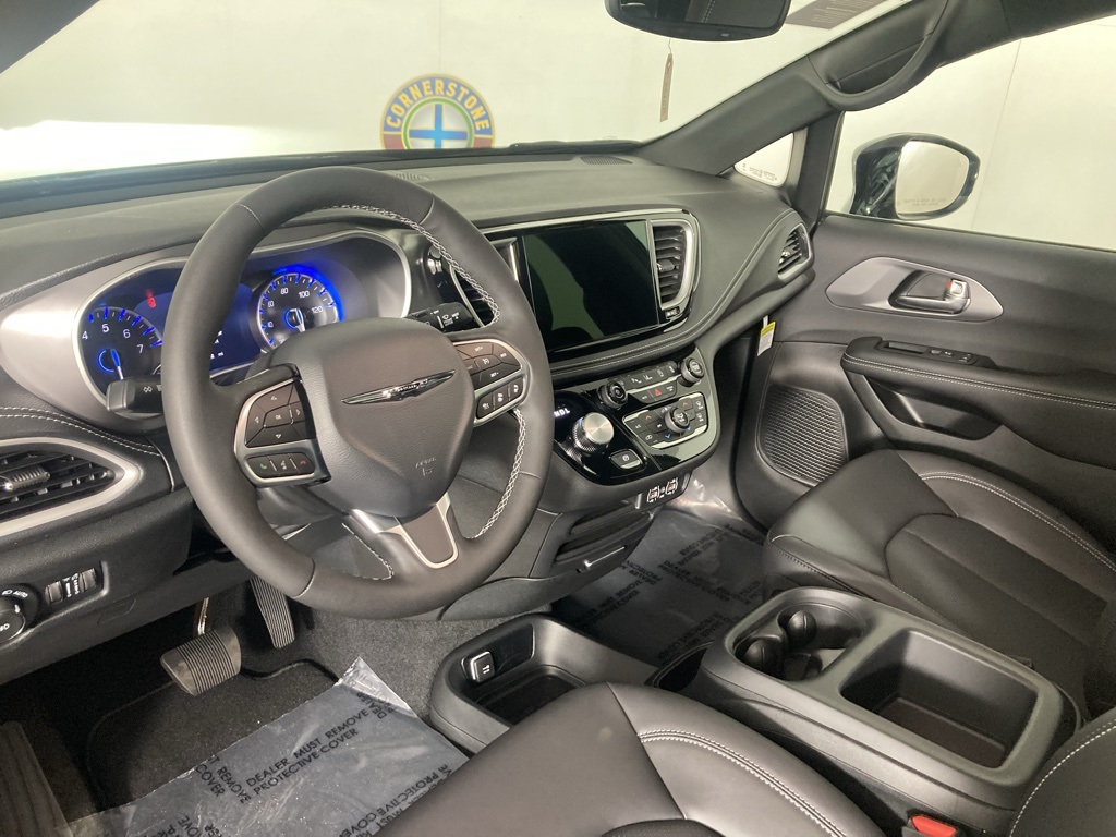 2025 Chrysler Pacifica photo 6