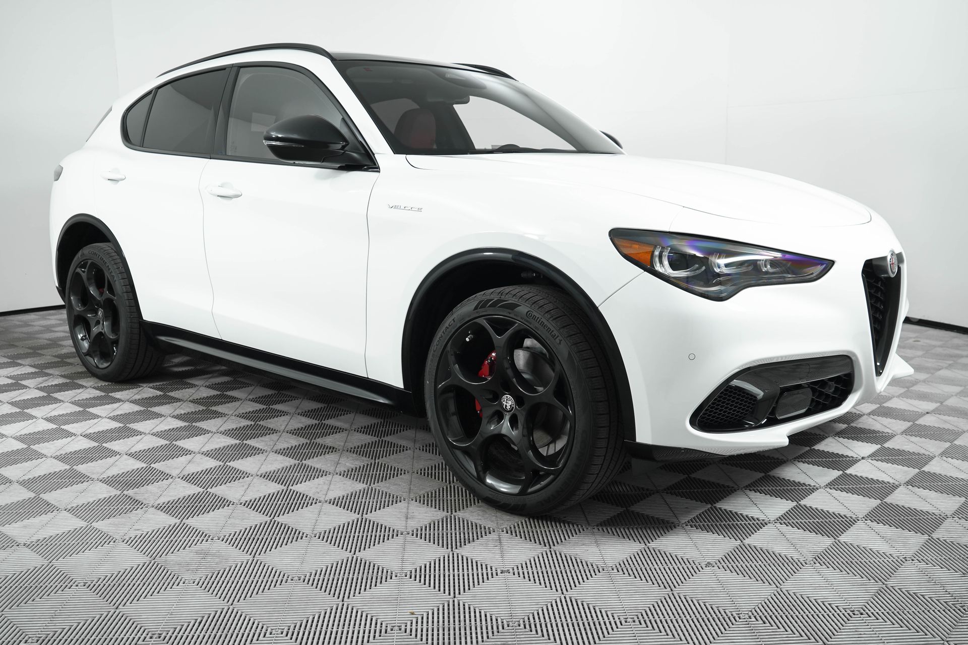 2025 Alfa Romeo Stelvio Base's photo