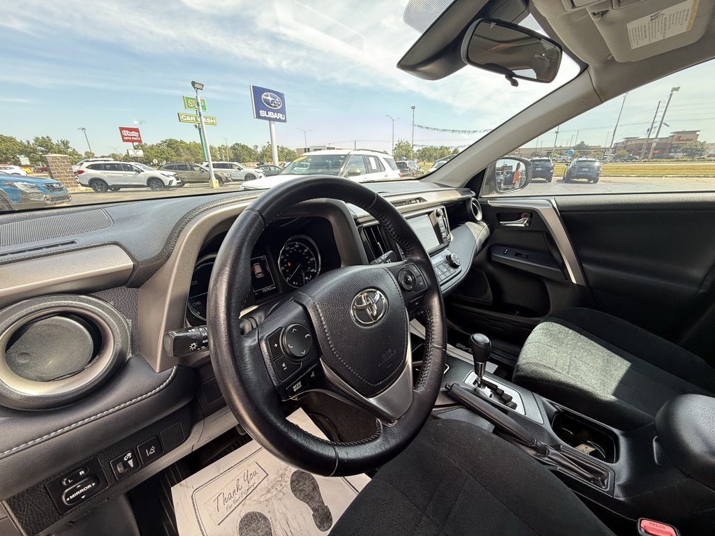2017 Toyota RAV4 Hybrid XLE photo 6