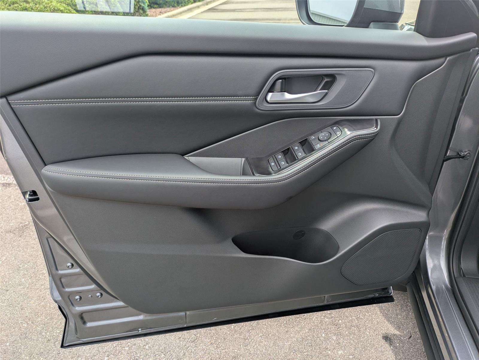 2026 Nissan Rogue SV photo 10