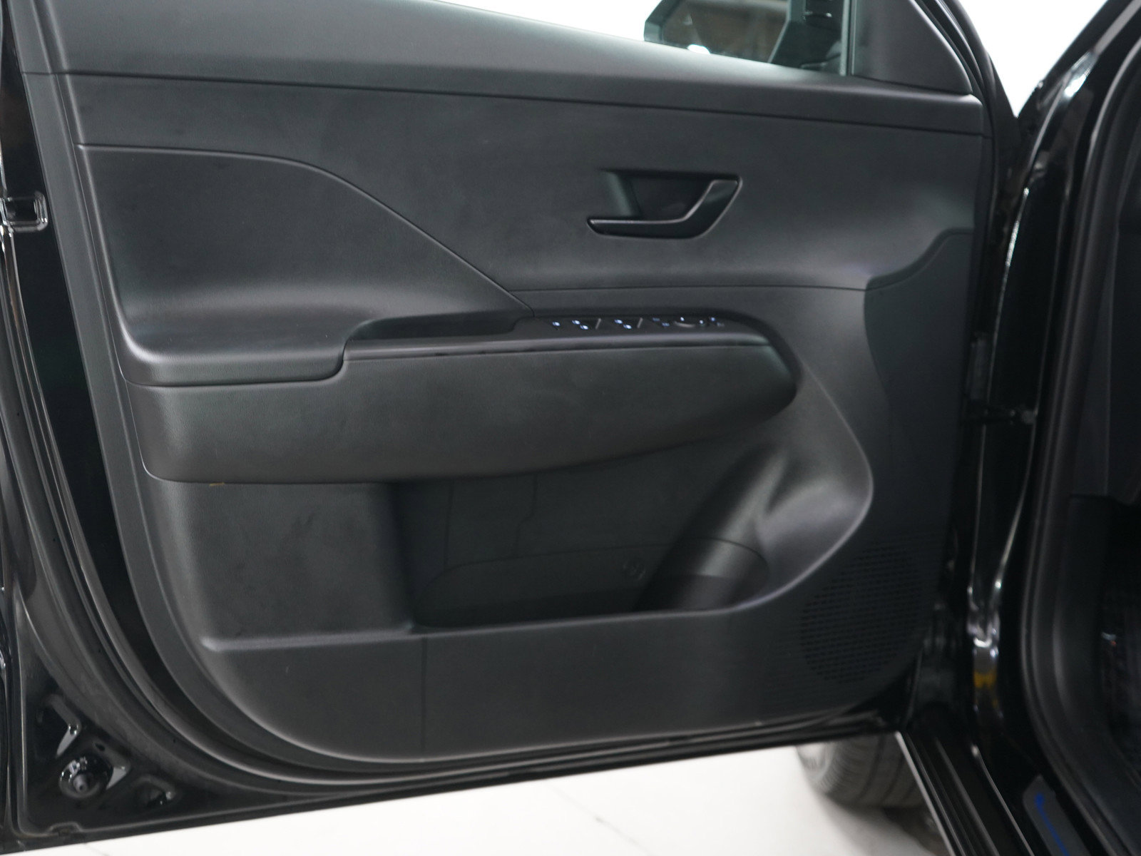 2025 Hyundai Kona SEL photo 17
