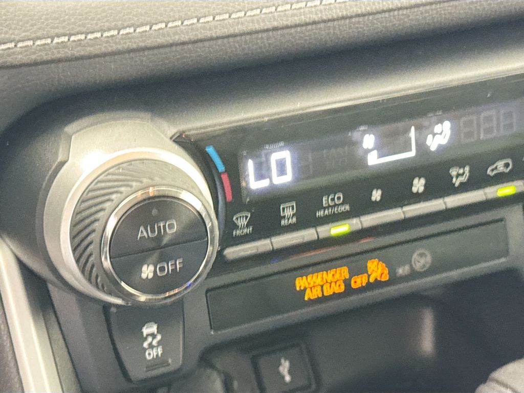 2021 Toyota RAV4 Hybrid XLE photo 18