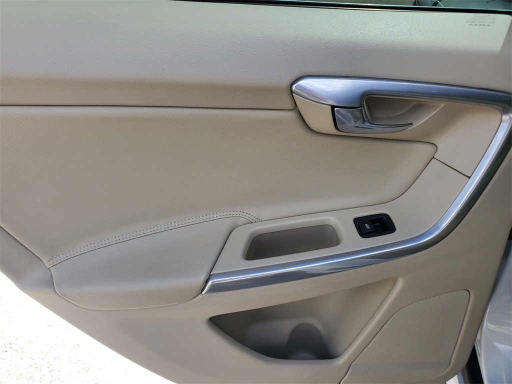 2016 Volvo XC60 T5 Drive-E Premier photo 13