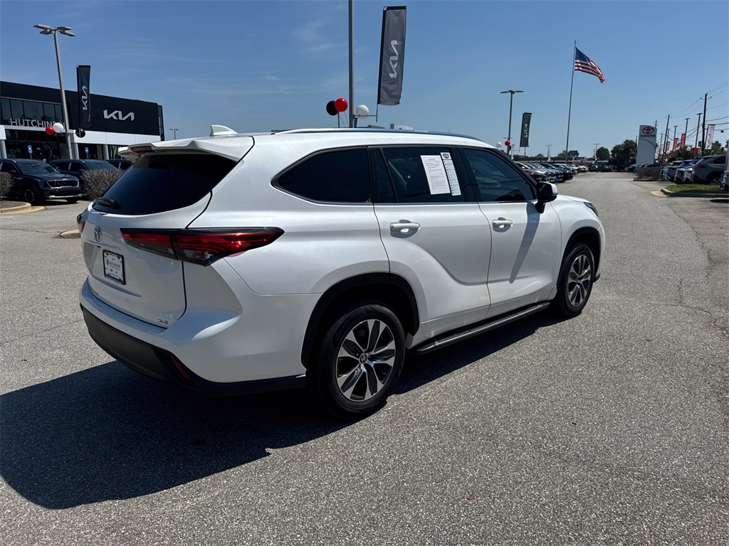 2021 Toyota Highlander XLE photo 3