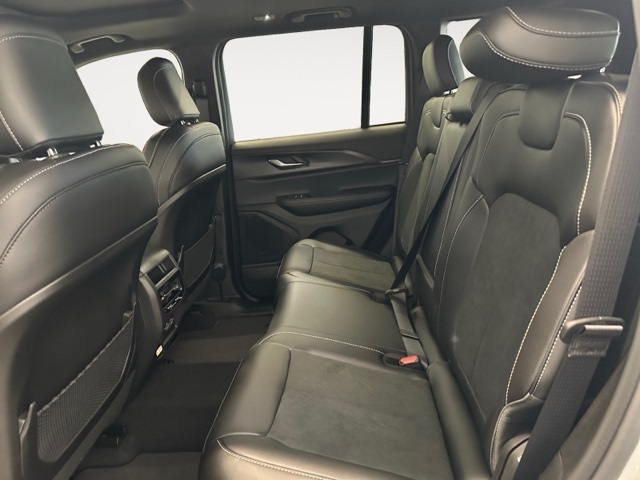 2025 Jeep Grand Cherokee Altitude photo 12