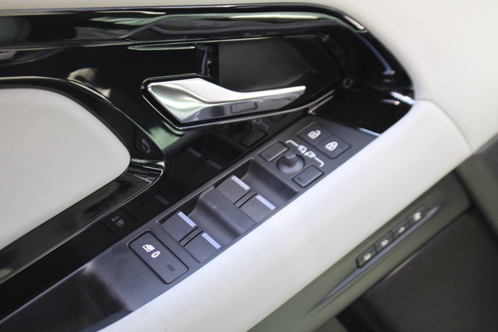 2024 Land Rover Range Rover Evoque Dynamic SE photo 11