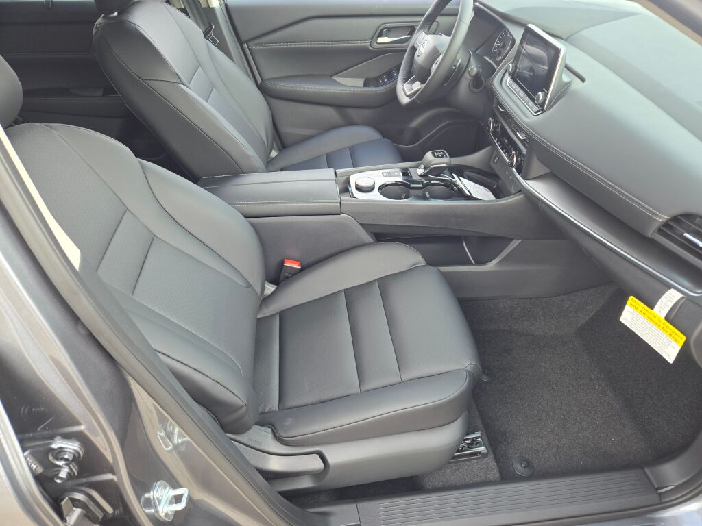 2026 Nissan Rogue SV photo 2