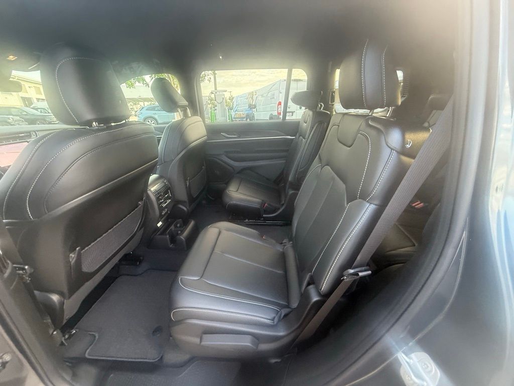 2025 Jeep Grand Cherokee Limited photo 19